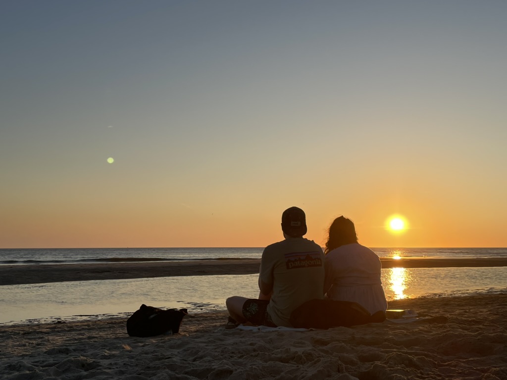 Thomas en Zoë kijken naar de zonsondergang op Texel (het eiland, niet hun huis)
